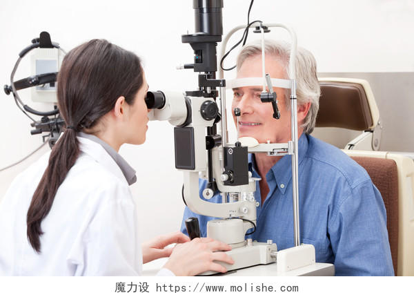 验光师用医疗仪器给老人做视力检查